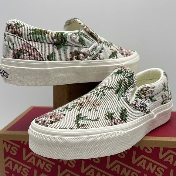 Vans WMNS Classic Slip-On Tapestry Floral Marshmall
VN000BVZCCZ
Sneakers - Picture 8 of 16